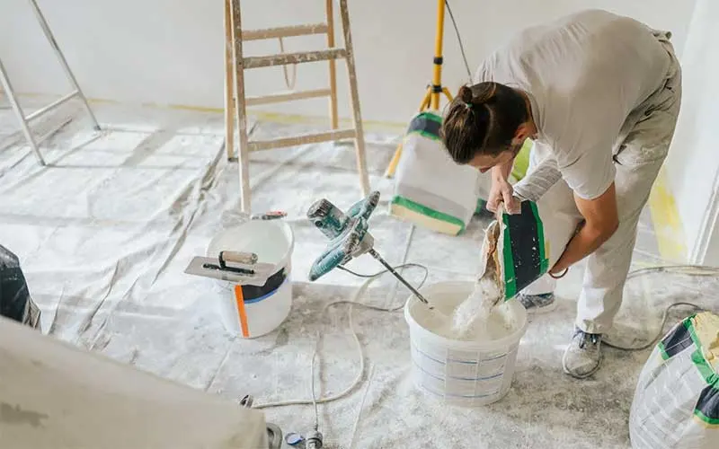 hpmc-for-builder-is-adding-plaster-in-a-bucket-and-making-paste-for-plastering